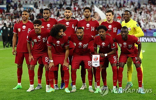 카타르가 8일 열린 이란과의 2023 AFC 카타르 아시안컵 준결승전에서 이란을 3-2로 꺾고 결승전에 진출했다. 아랍에미리트에서 열린 지난 대회에 이어 2연속 우승에 도전하는 카타르는 한국을 격파하고 결승전에 오른 요르단과 결승전을 치른다. 선발 출전한 카타르 선수들의 모습. 사진 연합뉴스