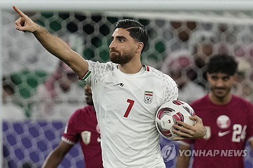 팽팽한 경기였다. 이란이 후반전 초반 페널티킥으로 다시 동점을 맞췄다. 자한바크시가 페널티킥 득점에 성공한 장면. 사진 연합뉴스
