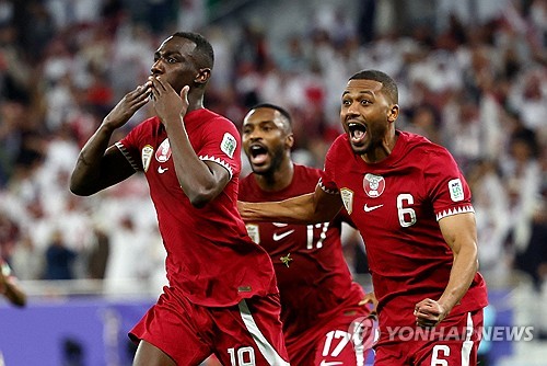 카타르가 후반 막바지 극적으로 다시 리드를 챙겼다. 카타르 공격수 알리가 득점 후 세리머니를 하는 모습. 사진 연합뉴스