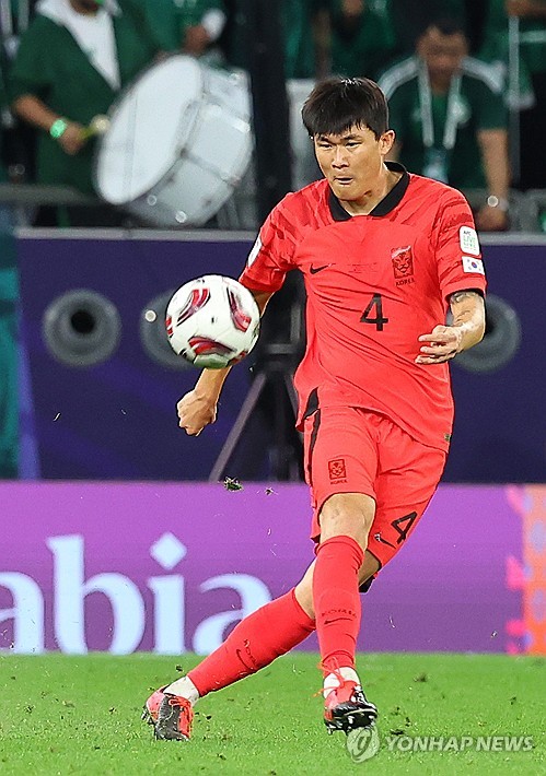 대한민국 축구대표팀은 7일 카타르 알라이얀 아흐마드 빈 알리 스타디움 열린 2023 아시아축구연맹 아시안컵 4강전 요르단 경기에서 패해 결승 진출에 실패했다. 이날 김민재는 경고 누적으로 출장 정지 징계를 받아 관중석에서 경기를 지켜봤다. 9일 김민재는 자신의 SNS을 통해 팬들에게 메시지를 보냈다. 연합뉴스