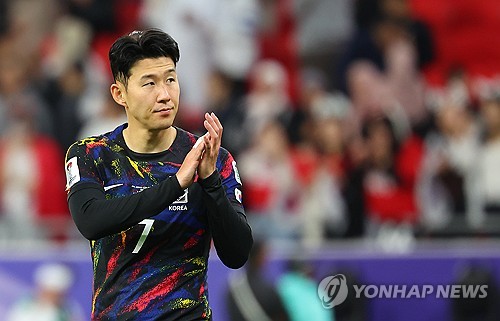 한국 축구대표팀 주장 손흥민이 지난 7일 열린 요르단과의 2023 아시아축구연맹(AFC) 아시안컵 준결승에서 0-2로 패한 뒤 아쉬워하는 모습. 사진 연합뉴스