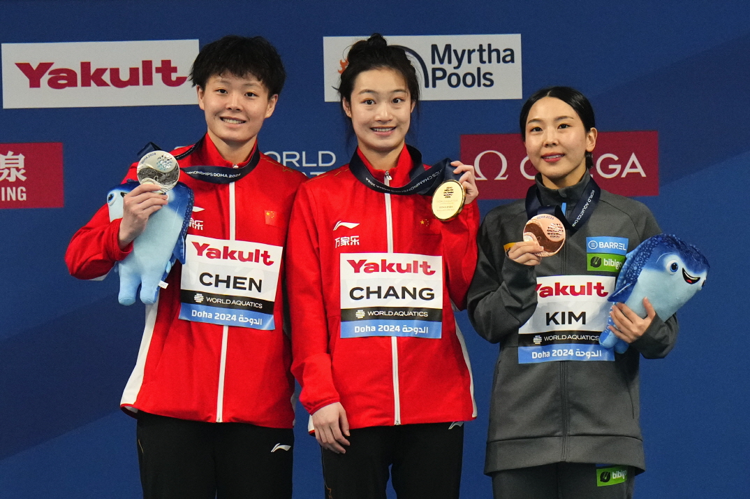 김수지(오른쪽에서 첫 번째)가 10일 카타르 도하 하마드 아쿠아틱 센터에서 열린 2024 세계수영선수권대회 다이빙 여자 3m 스프링보드에서 동메달을 획득한 뒤 금메달과 은메달을 딴 두 중국 선수와 시상대에서 포즈를 취하고 있다. 연합뉴스
