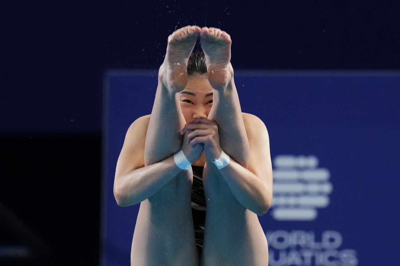 김수지가 10일 카타르 도하 하마드 아쿠아틱 센터에서 열린 2024 세계수영선수권대회 다이빙 여자 3m 스프링보드 결승에서 연기하고 있다. 김수지는 3위에 올라 동메달을 따냈다. 연합뉴스