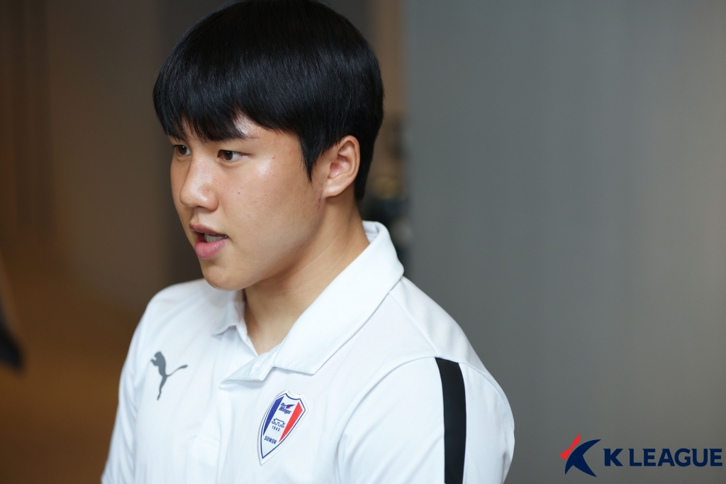 수원 삼성의 유망주 김주찬이 6일 제주도 제주시에서 진행된 인터뷰에서 취재진의 질문에 답변하고 있다. 사진 한국프로축구연맹