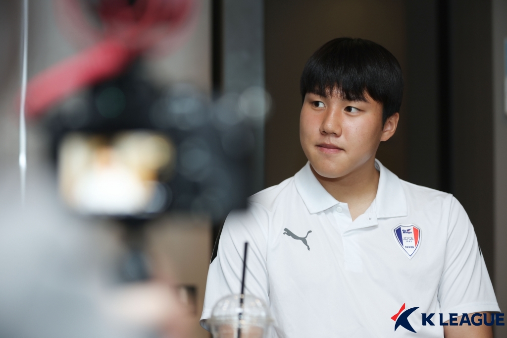 수원 삼성의 유망주 김주찬이 6일 제주도 제주시에서 진행된 인터뷰에서 취재진의 질문을 듣고 있다. 사진 한국프로축구연맹