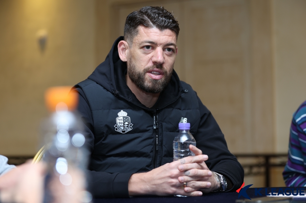 서울 이랜드 FC의 외인 오스마르가 지난 6일 제주도 서귀포시에서 열린 동계 전지훈련 미디어캠프 도중 취재진의 질문에 답하고 있다. 사진 한국프로축구연맹