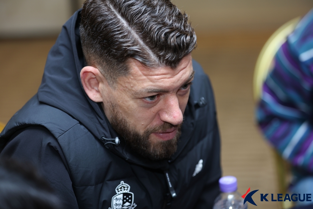 서울 이랜드 FC의 외인 오스마르가 지난 6일 제주도 서귀포시에서 열린 동계 전지훈련 미디어캠프 도중 취재진의 질문을 듣고 있다. 사진 한국프로축구연맹