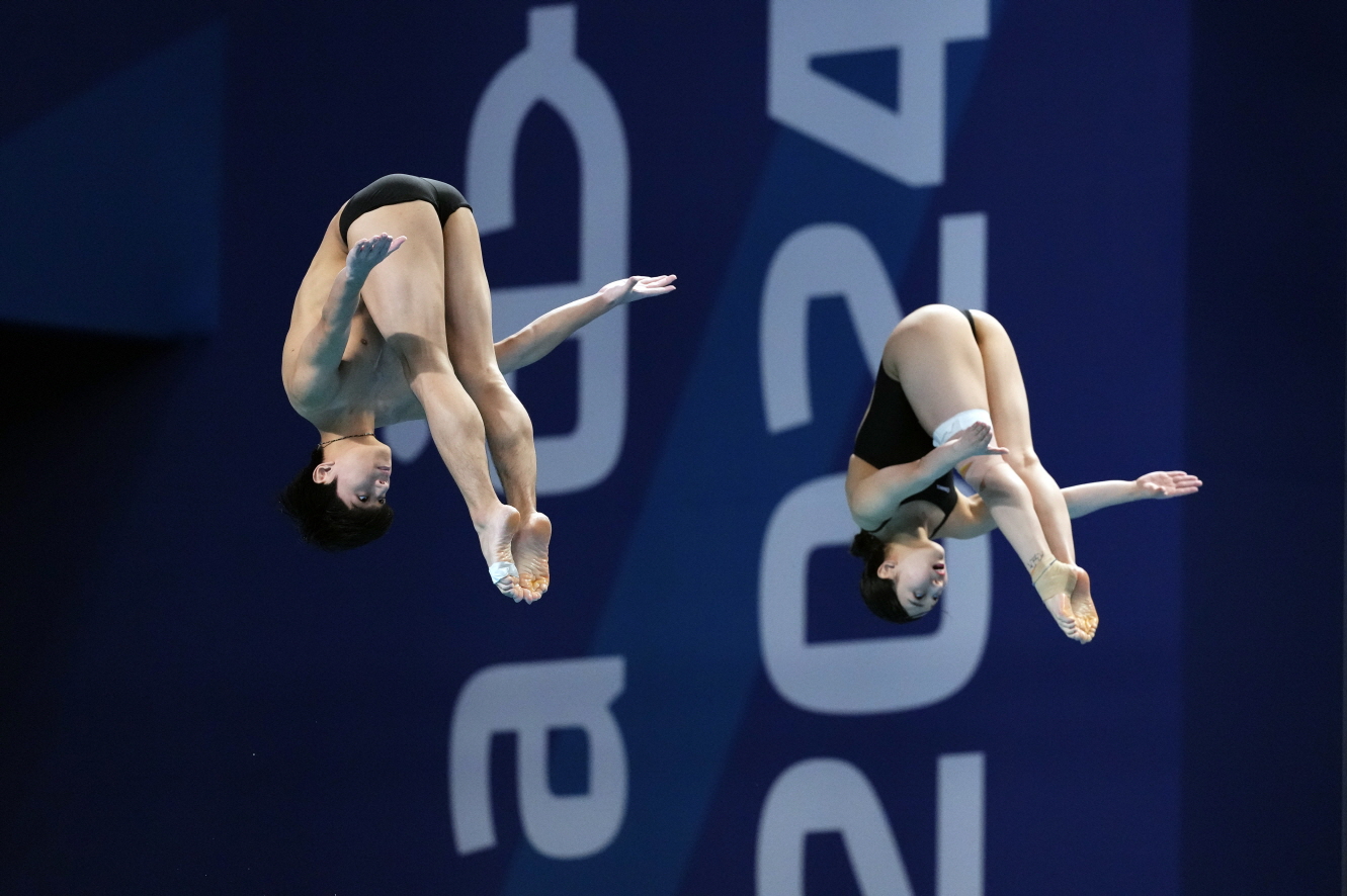 김수지(오른쪽)와 이재경이 10일 카타르 도하 하마드 아쿠아틱 센터에서 열린 2024 도하 세계수영선수권 다이빙 혼성 3m 싱크로 결승에서 연기하고 있다. 한국 다이빙이 세계선수권 싱크로 종목에서 메달을 따내기는 이번이 처음이다. 연합뉴스