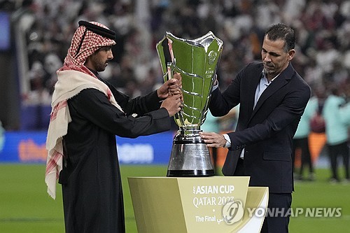 카타르가 11일 카타르 루사일 루사일 스타디움에서 열린 요르단과의 2023 아시아축구연맹 아시안컵 결승전에서 3 대 1로 승리해 우승을 차지했다. 지난 2019 아랍에미리트 아시안컵에서도 우승을 차지했던 카타르는 대회 2연패에 성공했다. 경기장에 아시안컵 우승 트로피가 들어오고 있다. AP연합뉴스