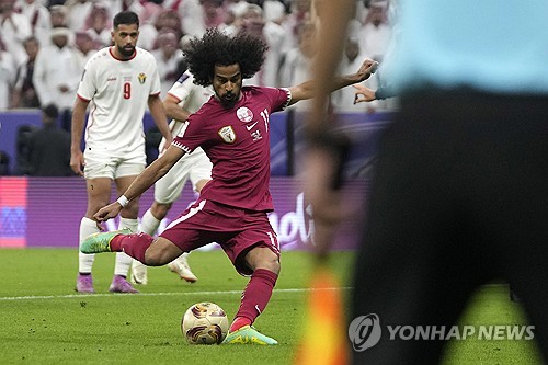 카타르가 11일 카타르 루사일 루사일 스타디움에서 열린 요르단과의 2023 아시아축구연맹 아시안컵 결승전에서 3 대 1로 승리해 우승을 차지했다. 지난 2019 아랍에미리트 아시안컵에서도 우승을 차지했던 카타르는 대회 2연패에 성공했다. 카타르 공격수 아크람 아피프가 후반 28분 페널티킥을 시도하고 있다. AP연합뉴스