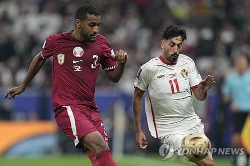 카타르가 11일 카타르 루사일 루사일 스타디움에서 열린 요르단과의 2023 아시아축구연맹 아시안컵 결승전에서 3 대 1로 승리해 우승을 차지했다. 지난 2019 아랍에미리트 아시안컵에서도 우승을 차지했던 카타르는 대회 2연패에 성공했다. 요르단 공격수 야잔 알나이마트와 카타르 센터백 알마흐디 알리 무크타르가 경합을 펼치고 있다. AP연합뉴스