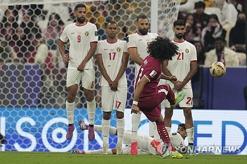 카타르가 11일 카타르 루사일 루사일 스타디움에서 열린 요르단과의 2023 아시아축구연맹 아시안컵 결승전에서 3 대 1로 승리해 우승을 차지했다. 지난 2019 아랍에미리트 아시안컵에서도 우승을 차지했던 카타르는 대회 2연패에 성공했다. 카타르 공격수 아크람 아피프가 프리킥을 시도하고 있다. AP연합뉴스