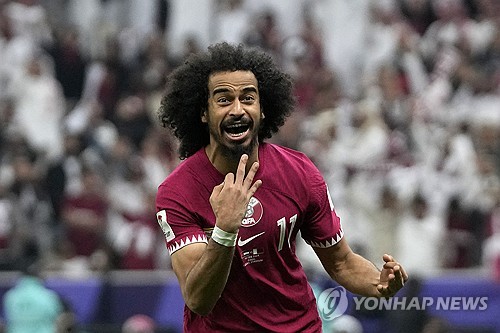 카타르가 11일 카타르 루사일 루사일 스타디움에서 열린 요르단과의 2023 아시아축구연맹 아시안컵 결승전에서 3 대 1로 승리해 우승을 차지했다. 지난 2019 아랍에미리트 아시안컵에서도 우승을 차지했던 카타르는 대회 2연패에 성공했다. 카타르 공격수 아크람 아피프가 후반 추가시간 페널티킥을 성공시켜 해트트릭을 달성하면서 손가락 3개를 펼치고 있다. AP연합뉴스