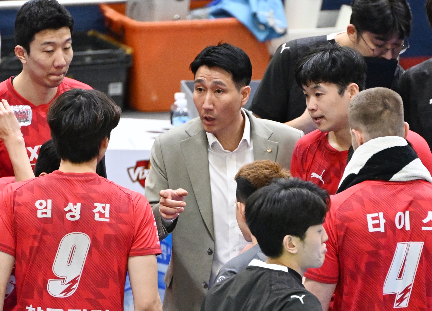 남자프로배구 한국전력 권영민 감독과 선수들이 경기 중 작전타임을 갖고 있다. KOVO 제공