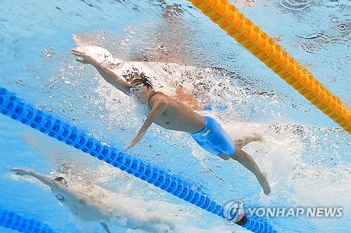 김우민이 11일 카타르 도하 하마드 아쿠아틱 센터에서 열린 2024 세계수영선수권대회 남자 자유형 400m 예선에서 역영하고 있다. 김우민은 3분45초14를 기록하며 참가 선수 55명 중 3위를 차지하고 결승 진출에 성공했다. 도하 연합뉴스