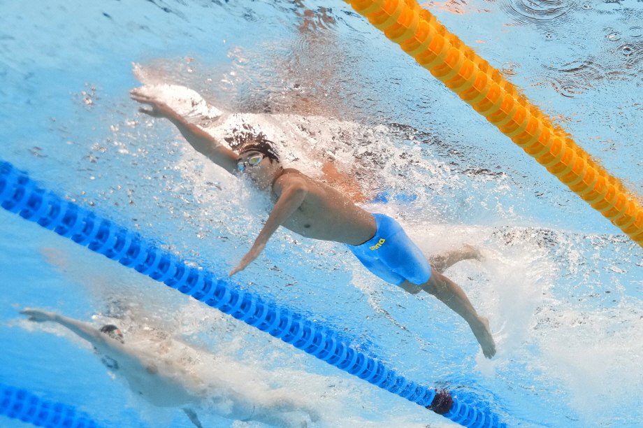 김우민이 11일 카타르 도하 하마드 아쿠아틱 센터에서 열린 2024 세계수영선수권대회 남자 자유형 400m 예선에서 역영하고 있다. 김우민은 3분45초14를 기록하며 참가 선수 55명 중 3위를 차지하고 결승 진출에 성공했다. 도하 연합뉴스