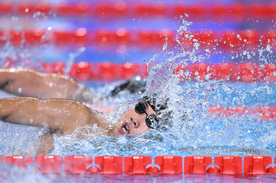 황선우가 12일 카타르 도하 어스파이어돔에서 열린 2024 세계수영선수권대회 남자 자유형 200m 예선에서 역영하고 있다. 황선우는 준결승에 진출해 3회 연속 메달을 위한 도전을 이어간다. 연합뉴스
