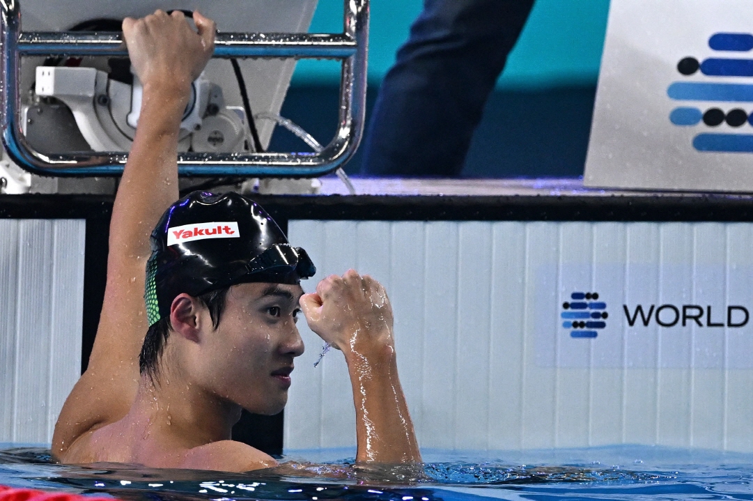황선우가 14일 카타르 도하 어스파이어돔에서 열린 2024 세계수영선수권대회 남자 자유형 200m 결승에서 1분44초75로 우승한 뒤 세리머니하고 있다. 황선우는 생애 처음으로 세계선수권 금메달을 땄다. 도하 연합뉴스