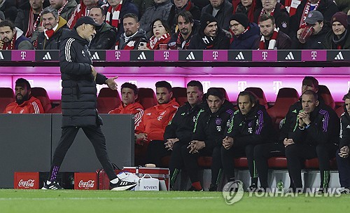 바이에른 뮌헨을 이끄는 토마스 투헬 감독이 15일 SS라치오와의 UEFA 챔피언스리그 16강 1차전에서 충격패를 당한 이후 기자회견에서 독일 기자와 설전을 주고 받았다. 2023년 3월 뮌헨 사령탑으로 부임한 투헬 감독은 최근 부진한 성적으로 1년도 안 돼 경질될 위기에 처했다. 연합뉴스