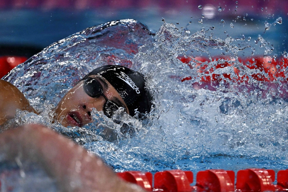황선우가 14일 카타르 도하 어스파이어돔에서 열린 2024 세계수영선수권대회 남자 자유형 200m 결승에서 1분44초75로 우승한 뒤 세리머니하고 있다. 황선우는 생애 처음으로 세계선수권 금메달을 땄다. 도하 연합뉴스