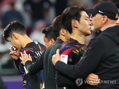 (서울=연합뉴스) 김도훈 기자 = 영국 대중지 더선이 14일(한국시간) 손흥민이 아시안컵 준결승 전날 저녁 후배들과 언쟁 과정에서 손가락이 탈구됐다고 보도했다.  축구협회 관계자는 이에 대해 