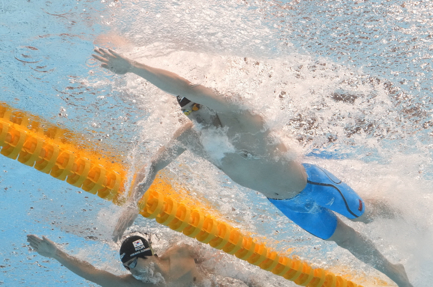 황선우는 16일(한국시간) 카타르 도하 어스파이어돔에서 열린 2024 세계수영선수권대회 남자 자유형 100m 결승에서 역영하고 있다. 황선우는 47초93으로 5위에 올랐다. 연합뉴스