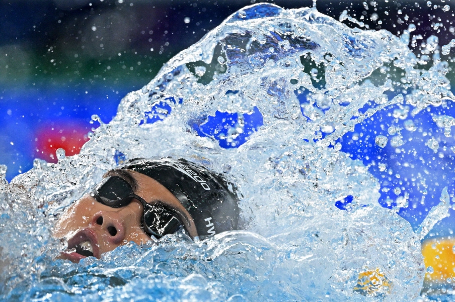 황선우와 김우민, 이호준, 양재훈으로 구성된 남자 계영 대표팀이 17일 카타르 도하 어스파이어돔에서 열린 도하 세계선수권 남자 계영 800m 결승에서 7분01초94을 기록하며 2위를 차지했다. 황선우가 역영하고 있다. 연합뉴스