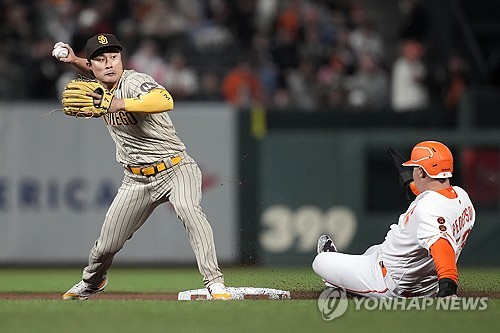 미국 메이저리그 샌디에이고 파드리스의 김하성. 올해 2루수에서 주전 유격수로 전격 복귀하게 됐다. AP/연합뉴스