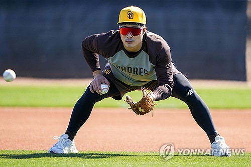 미국 메이저리그 샌디에이고 파드리스의 김하성. 올해 2루수에서 주전 유격수로 전격 복귀하게 됐다. AP/연합뉴스