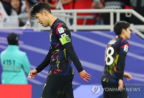 2023 아시아축구연맹 아시안컵 준결승 요르단전에서 패배한 뒤 손흥민과 이강인의 모습. 연합뉴스