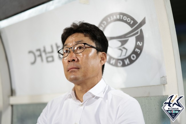 성남FC의 이기형 감독은 올해에도 승격을 목표로 달려가겠다고 포부를 밝혔다. 경기를 지켜보는 이기형 감독. 사진 한국프로축구연맹