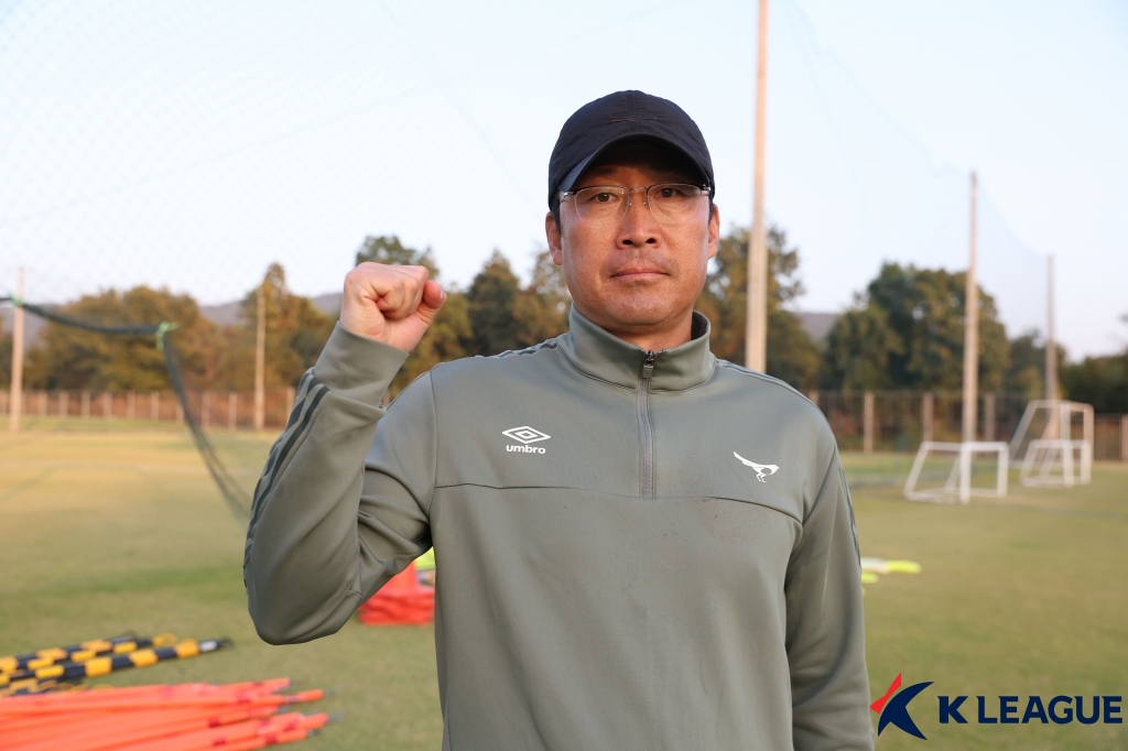 성남FC의 사령탑 이기형 감독은 새 시즌을 앞두고 변화를 다짐했다. 전지훈련 도중 사진 촬영에 임하는 이기형 감독. 사진 한국프로축구연맹