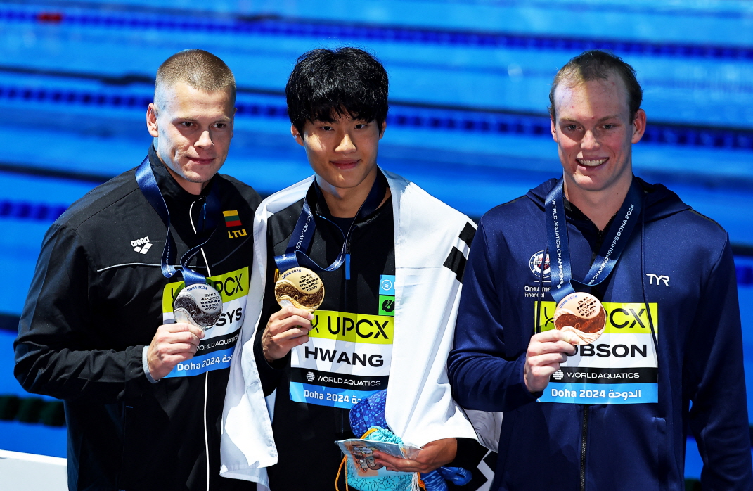 황선우가 14일 카타르 도하 어스파이어돔에서 열린 2024 세계수영선수권대회 남자 자유형 200m에서 우승한 뒤 다른 입상자들과 기념촬영하고 있다. 황선우는 한국 수영사 이 종목 세계선수권 첫 금메달리스트가 됐다. 연합뉴스