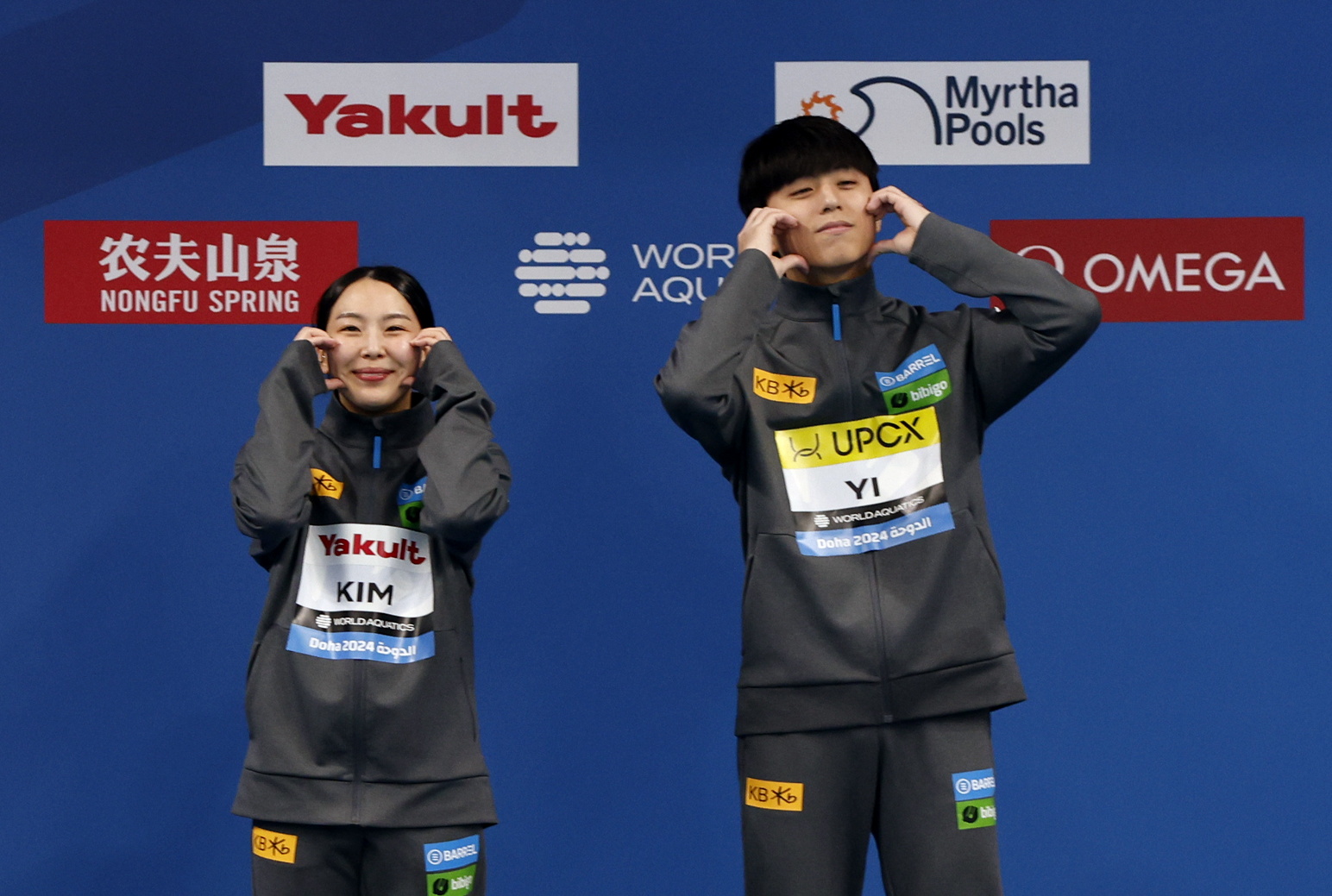 김수지와 이재경이 10일 카타르 도하 하마드 아쿠아틱센터에서 열린 2024 세계수영선수권대회 다이빙 혼성 3m 싱크로에서 동메달을 딴 뒤 시상대에서 나란히 볼하트를 선보이고 있다. 연합뉴스