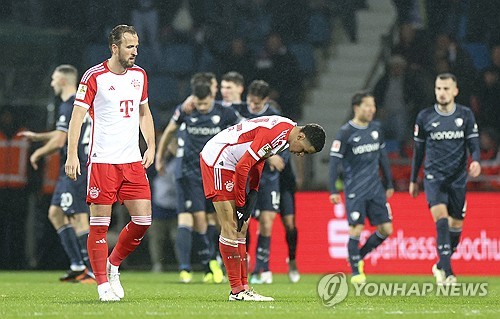 바이에른 뮌헨이 19일 독일 보훔에 위치한 보노비아 루르슈타디온에서 열린 VfL 보훔과의 2023-24시즌 분데스리가 22라운드 원정 경기에서 다요 우파메카노의 퇴장 속에 2-3으로 졌다. 김민재는 풀타임 활약했지만 팀 패배를 막지 못하고 고개를 숙였다. 공식전 3연패에 빠진 뮌헨은 선두 바이엘 레버쿠젠과의 격차가 8점으로 벌어지며 리그 우승 가능성이 더욱 낮아졌다. 연합뉴스