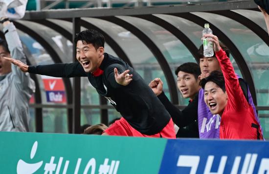 대한민국 축구 국가대표팀 주장 손흥민이 탁구 사건으로 물의를 일으킨 이강인의 사과를 받아들이며 용서했다. 손흥민이 21일 자신의 인스타그램에 이강인과 함께 한 사진을 올리며 일련에 있었던 대표팀 관련 사건에 대해 입을 열었다. 두 사람은 손흥민이 있는 런던에서 만난 것으로 보이며 함께 어깨동무를 하며 활짝 웃고 있었다. 2023 아시아축구연맹 카타르 아시안컵 요르단과의 준결승전 전날 발생한 '탁구 사건'이 일단락되는 장면이었다. 여전히 손흥민의 손에는 보조기가 있지만, 이강인의 사과와 손흥민의 용서로 발전적인 분위기를 도모했다. 엑스포츠뉴스DB