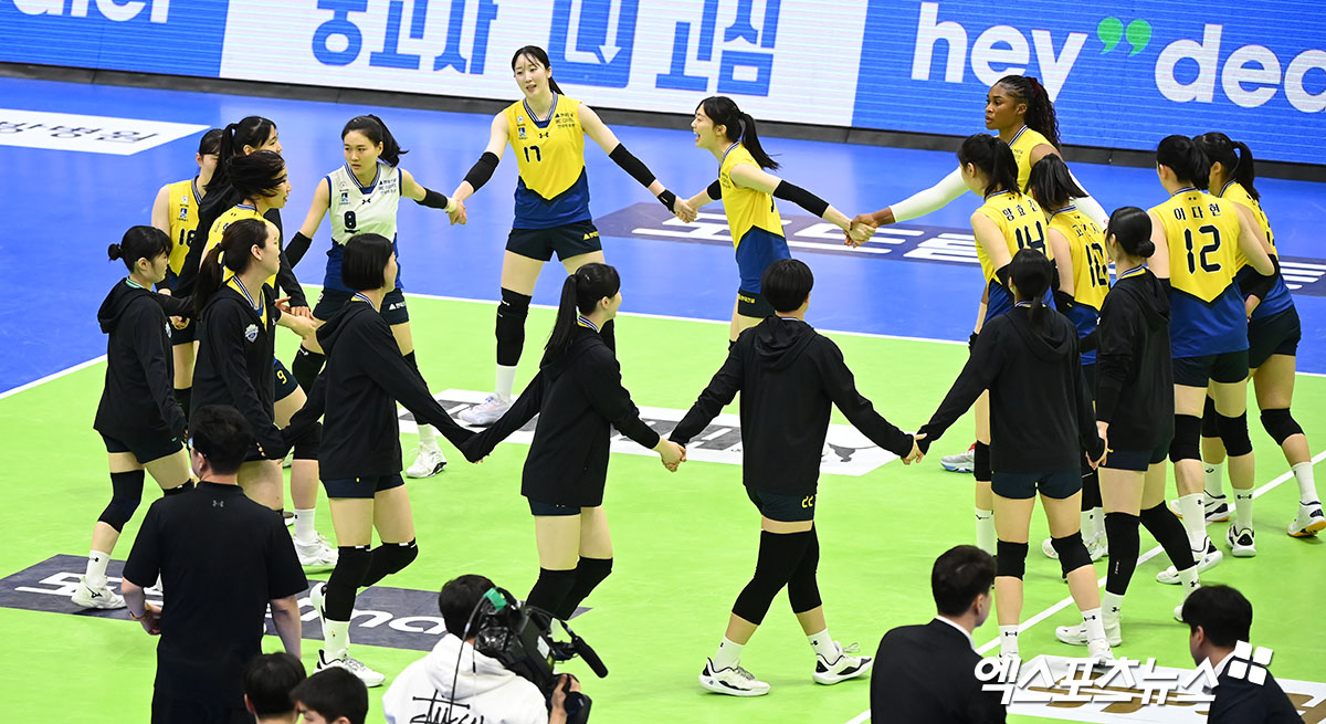 여자 프로배구 현대건설이 2월 22일 경기도 수원체육관에서 열린 IBK기업은행과의 홈 경기에서 역전승을 거두고 여자부 1위로 올라섰다. 사진 김한준 기자