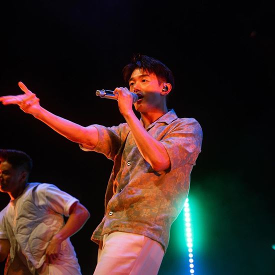 밴드 연주에 묻혀버린 에릭남 목소리...1년여만 국내 팬 만났다 [종합] - 뉴스 썸네일 이미지