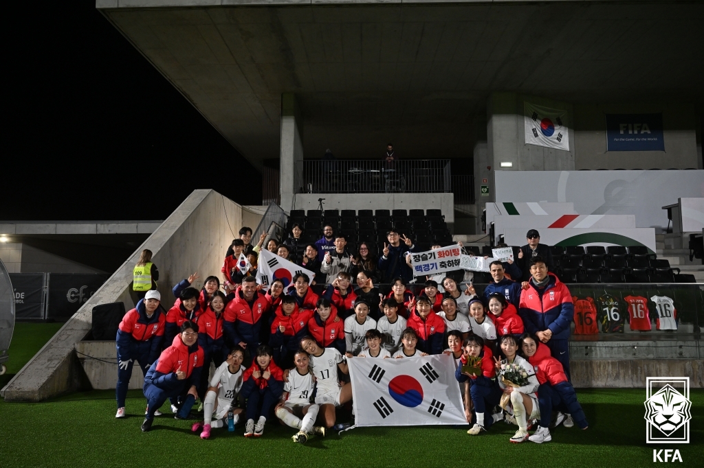 콜린 벨 감독이 이끄는 한국 여자축구대표팀 25일 포르투갈 리스본에 위치한 풋볼시티 경기장에서 열린 체코와의 친선 경기에서 2 대 1 승리를 거뒀다. 대표팀이 체코전에서 승리한 후 단체 사진을 찍고 있다. 대한축구협회
