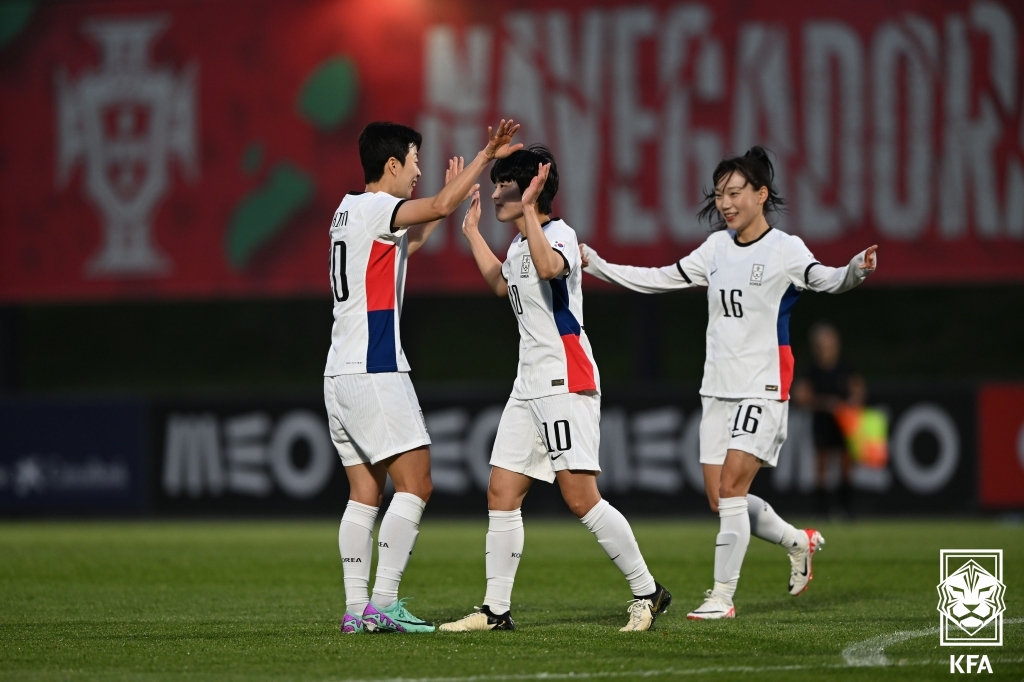 콜린 벨 감독이 이끄는 한국 여자축구대표팀 25일 포르투갈 리스본에 위치한 풋볼시티 경기장에서 열린 체코와의 친선 경기에서 2 대 1 승리를 거뒀다. 전반 16분 지소연이 프리킥으로 선제골을 터트린 후 동료들과 축하를 나누고 있다. 대한축구협회