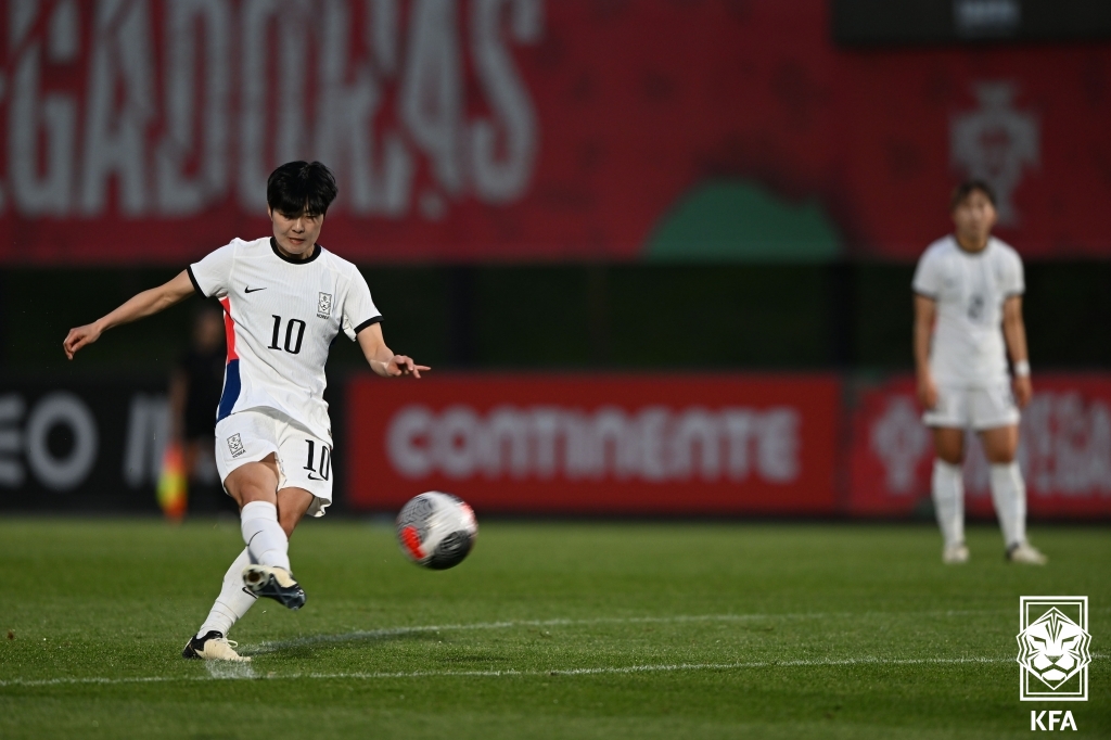 콜린 벨 감독이 이끄는 한국 여자축구대표팀 25일 포르투갈 리스본에 위치한 풋볼시티 경기장에서 열린 체코와의 친선 경기에서 2 대 1 승리를 거뒀다. 전반 16분 지소연이 프리킥을 차고 있다. 지소연의 프리킥을 한국의 선제골로 이어졌다. 대한축구협회
