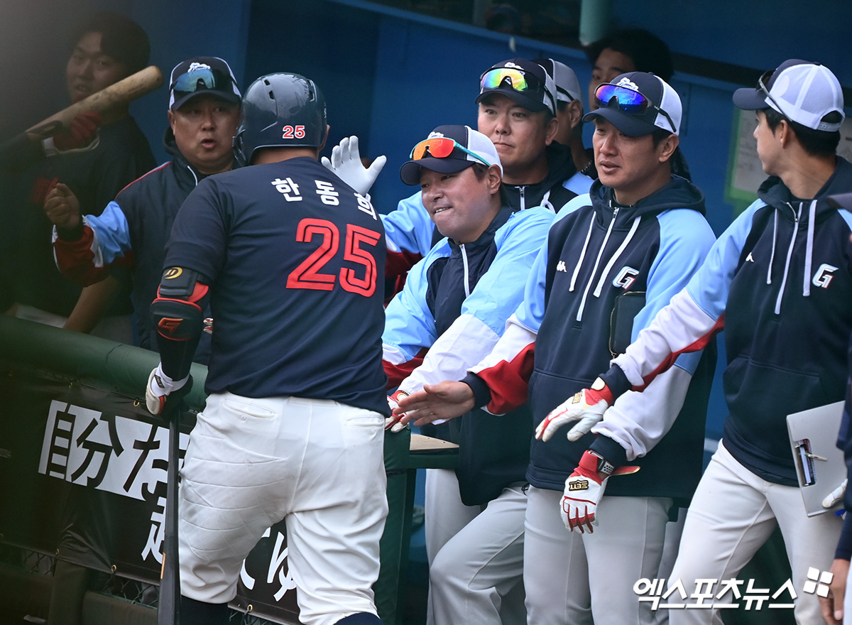 롯데 자이언츠 한동희가 25일 일본 오키나와 이토만의 니시자키 야구장에서 열린 지바롯데와의 교류전 두 번째 경기에서 2회초 솔로 홈런을 기록했다. 사진 고아라 기자