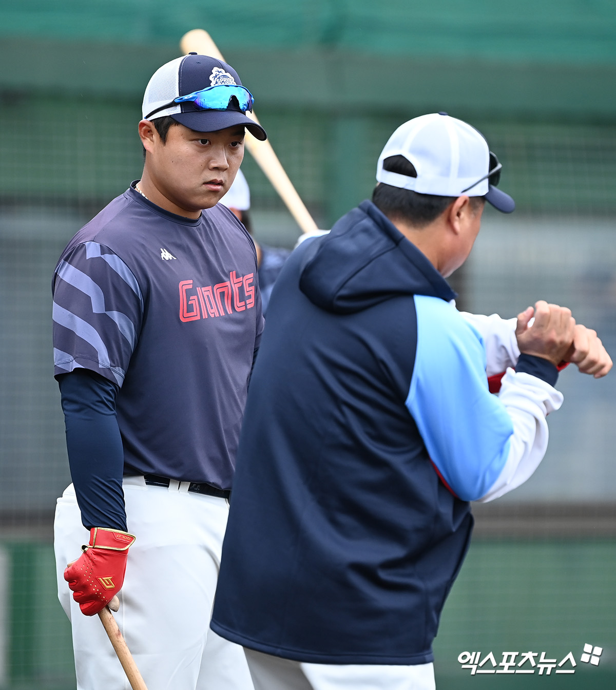 롯데 자이언츠 한동희가 25일 일본 오키나와 이토만의 니시자키 야구장에서 열린 지바롯데와의 교류전 두 번째 경기에서 2회초 솔로 홈런을 기록했다. 사진 고아라 기자