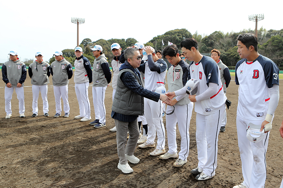 프로야구 두산 베어스 구단주인 박정원 두산그룹 회장은 28일 일본 미야자키 히사미네 야구장을 방문해 선수단을 격려하고 응원의 메시지를 전했다. 사진 두산 베어스 제공