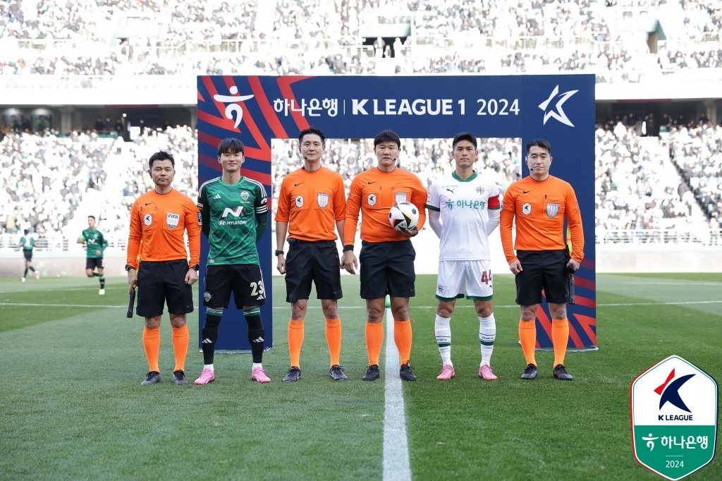 2023 아시아축구연맹(AFC) 카타르 아시안컵에 출전했던 김진수(전북현대)가 '탁구 사건' 당사자인 이강인(PSG)으로부터 사과를 받았다고 말했다. 한국프로축구연맹