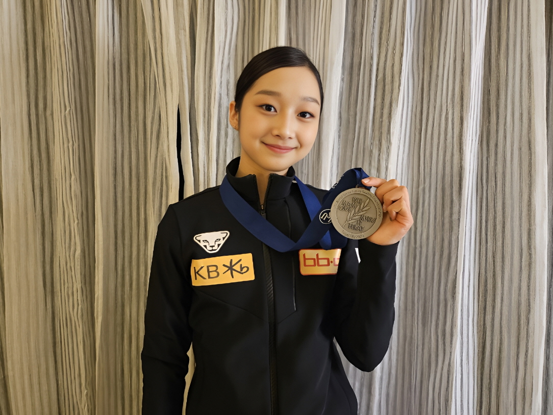신지아가 1일 대만 타이베이에서 열린 국제빙상경기연맹 2024 피겨 주니어 세계선수권대회 여자 싱글에서 은메달을 따냈다. 신지아는 한국 피겨 최초로 주니어 세계선수권 3회 연속 입상이라는 쾌거를 일궈냈다. 올댓스포츠
