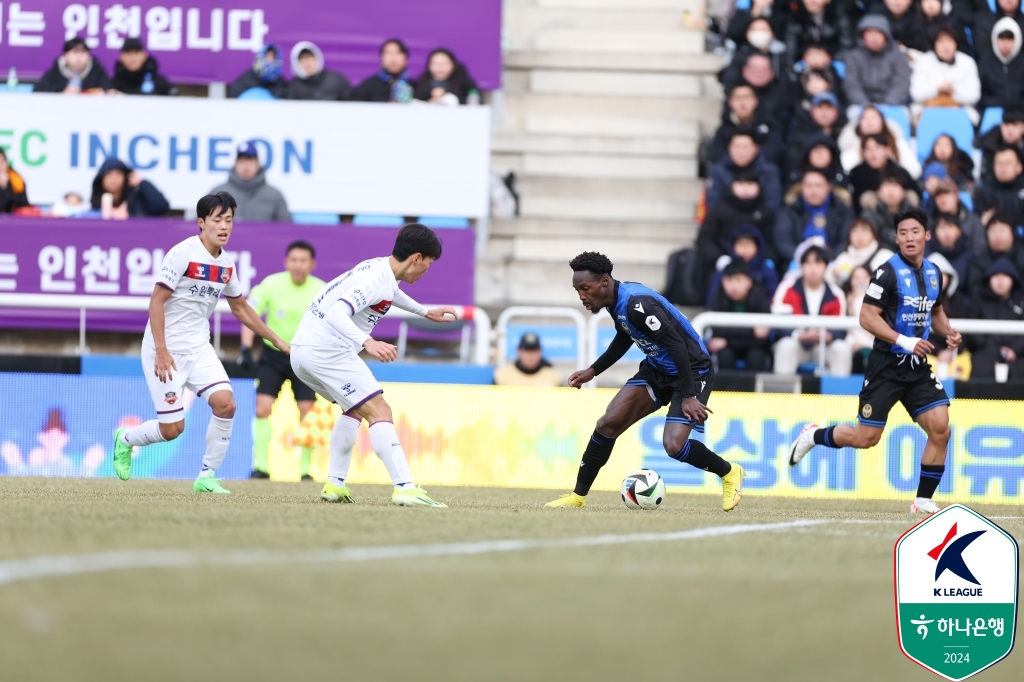 김은중 감독이 이끄는 수원FC가 2일 인천축구전용경기장에서 열린 인천 유나이티드와의 2024시즌 개막전에서 이승우의 페널티킥 결승골을 앞세워 1-0 승리를 거뒀다. 김 감독은 프로 데뷔전에서 승리를 챙기며 첫 단추를 잘 뀄다. 한국프로축구연맹