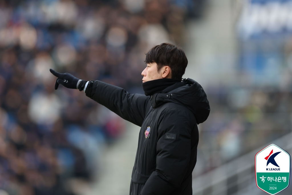 김은중 감독이 이끄는 수원FC가 2일 인천축구전용경기장에서 열린 인천 유나이티드와의 2024시즌 개막전에서 이승우의 페널티킥 결승골을 앞세워 1-0 승리를 거뒀다. 김 감독은 프로 데뷔전에서 승리를 챙기며 첫 단추를 잘 뀄다. 한국프로축구연맹