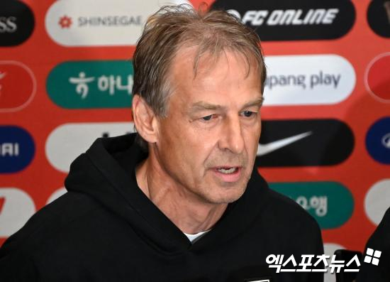 과거 헤르타 베를린에서 위르겐 클린스만 전 한국 축구 국가대표팀 감독과 일했던 뒤스부르크의 미하엘 프레츠 단장이 클린스만 감독에게 환멸을 느꼈다고 말했다. 클린스만 감독은 헤르타 베를린 재임 당시 페이스북 라이브 방송으로 사임을 표하며 독일 축구계에 큰 충격을 줬다. 이후 클린스만 감독은 공백기를 거쳐 한국 축구 국가대표팀에 부임했으나 2023 AFC 아시안컵 성적 부진을 이유로 1년도 채 되지 않아 경질됐다. 사진 엑스포츠뉴스 DB