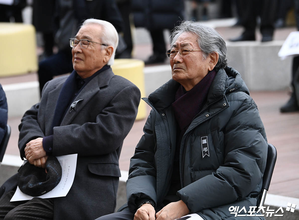 오현경 배우 영결식장에 참석한 배우 이순재(왼쪽), 전무송(오른쪽)